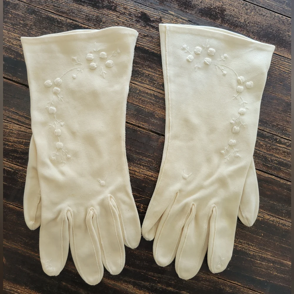 vintage 1940s cream embroidered gloves